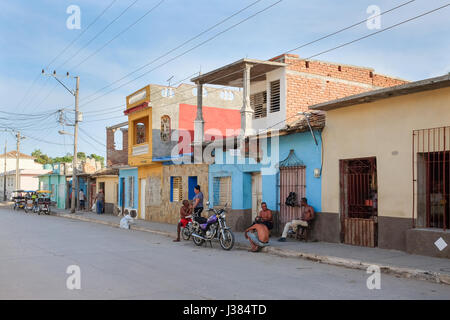 Strada locale vita in Trinidad, Sancti Spiritus, Cuba. Locali di raccolta cubani insieme dopo il lavoro. Foto Stock
