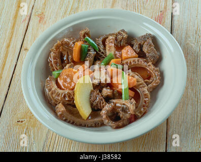 Trippe a la mode de Caen - piatto tradizionale della cucina della Normandia, Francia. Foto Stock