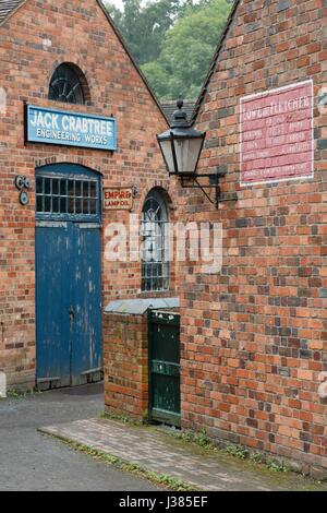 Esterno della Red Brick Warehouse a Blists Hill Vittoriano città industriale, Ironbridge, Shropshire, Regno Unito Foto Stock