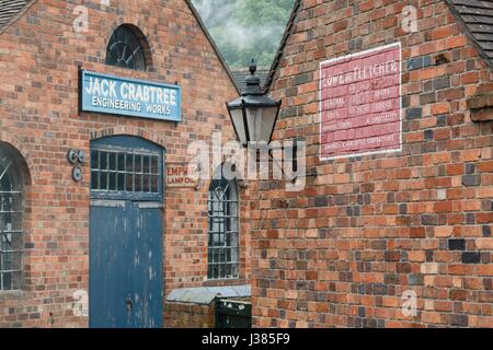 Esterno di mattoni rossi workshop presso Blists Hill museo Vittoriano, Ironbridge, Shropshire, Regno Unito Foto Stock