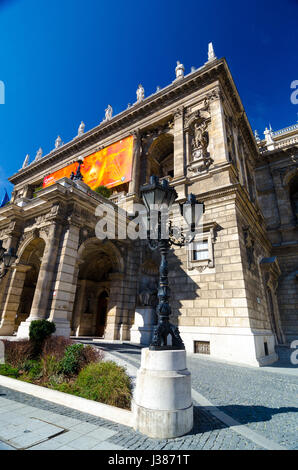 BUDAPEST, Ungheria- Febbraio 22, 2016: Opera Statale Ungherese House è un edificio di stile neo-rinascimentale opera house si trova nel centro di Budapest. Foto Stock