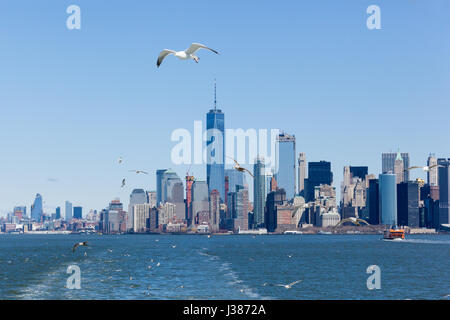 La parte inferiore di Manhattan Skyline con Freedom Tower, è visto dal fiume Hudson. A Staten Island Ferry viaggia verso il terminale di Whitehall nell'immagine. Foto Stock