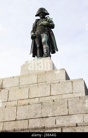 La Place d'Austerlitz è la posizione di un enorme monumento a Corsican-nato Napoleone Bonaparte con una statua in bronzo del 'Emporer di Francia'. Foto Stock