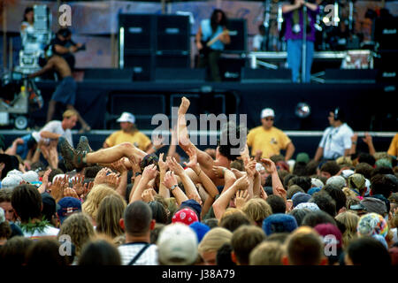 Concerto frequentatori folla surf nel mosh pit davanti al palco principale come "Blues Traveler' rock band esegue sul palco Saugerties, New York, 12 agosto 1994. Foto di Mark Reinstein Foto Stock