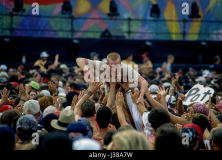 Concerto frequentatori folla surf nel mosh pit davanti al palco principale come "Blues Traveler' rock band esegue sul palco Saugerties, New York, 12 agosto 1994. Foto di Mark Reinstein Foto Stock