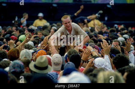 Concerto frequentatori folla surf nel mosh pit davanti al palco principale come "Blues Traveler' rock band esegue sul palco Saugerties, New York, 12 agosto 1994. Foto di Mark Reinstein Foto Stock