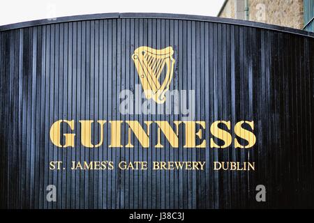Cancello alla Guinness Storehouse in St James Gate. Guinness ha birra fermentata in Irlanda dal 1759 ed è la più grande fabbrica di birra in Europa. Dublino, Irlanda. Foto Stock