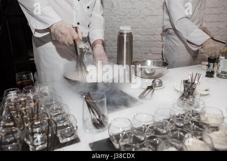 La fabbricazione di gelato con azoto liquido e lo chef mostra Foto Stock