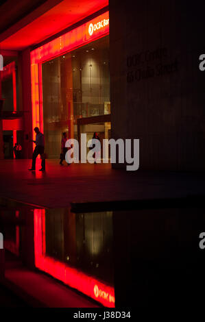 22.02.2017, Singapore, Repubblica di Singapore, in Asia - Ufficio i lavoratori sono visto lasciare un'OCBC Bank Building a Singapore il quartiere finanziario. Foto Stock