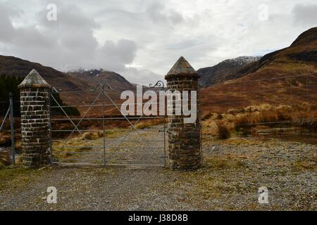 Gateway che conduce fino a Glen verso Sgurr Mor nel West Highlands della Scozia Foto Stock