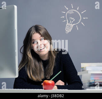 Giovane donna in un ufficio a lavorare su un computer, grande idea concept Foto Stock