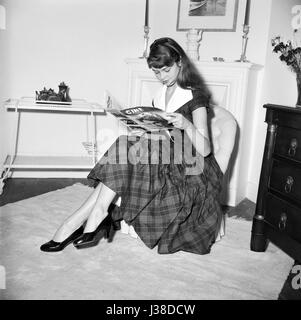 Brigitte Bardot nell'appartamento dove vive con suo marito Roger Vadim, Boulevard Exelmans in Paris. c.1953-1954 Foto Georges Rétif de la Bretonne Photo12 non gestire Brigitte Bardot copyright. Per tutti i non uso editoriale, un atuhorization deve essere chiesto di aprire le produzioni d'arte. Open Art Productions 9, rue des Suisses 92380 Garches, Francia +33(0)1 41 38 85 85 Foto Stock