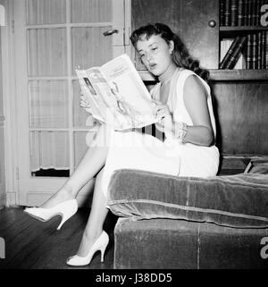 Jeanne Moreau, attrice francese, a casa. c.1952-1953 Foto Georges Rétif de la Bretonne Foto Stock