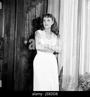 Jeanne Moreau, attrice francese, a casa. c.1952-1953 Foto Georges Rétif de la Bretonne Foto Stock