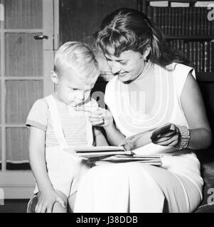 Jeanne Moreau, attrice francese, a casa con suo figlio Girolamo. c.1952-1953 Foto Georges Rétif de la Bretonne Foto Stock