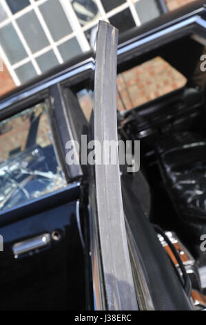 A prova di proiettile e bullet danneggiato Chrysler Imperial iraniano che membri della famiglia reale fuggì nel durante la rivoluzione islamica 1979 Foto Stock
