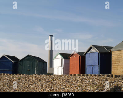 Ombrelloni sulla spiaggia Calshot, Southampton, Hampshire con Fawley Power Station camino in background Foto Stock