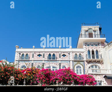 Fiori viola sul balcone di un vecchio appartamento Lisbona edificio Foto Stock