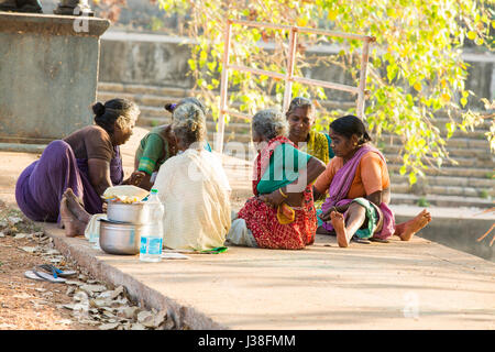 Documentario immagine editoriale. Pondicherry, Tamil Nadu, India - 24 aprile 2014. Famiglie molto povere persone in strada, parlando. La povertà Foto Stock