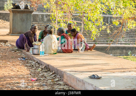 Documentario immagine editoriale. Pondicherry, Tamil Nadu, India - 24 aprile 2014. Famiglie molto povere persone in strada, parlando. La povertà Foto Stock