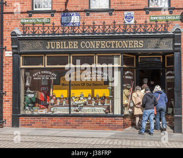 La gente in coda al di fuori del negozio di dolci presso il museo Beamish,Co.Durham,l'Inghilterra,UK Foto Stock