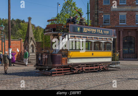 Un tram per le strade di museo Beamish,Co.Durham,l'Inghilterra,UK Foto Stock