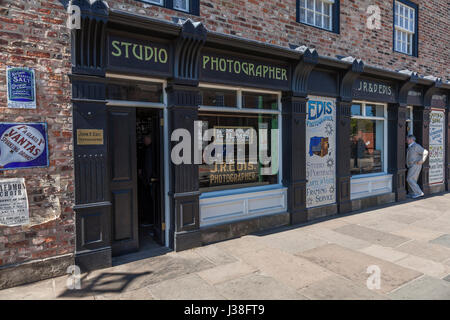 Il negozio di fotografi e di studio presso il museo Beamish,Co.Durham,l'Inghilterra,UK. Studio Foto Stock