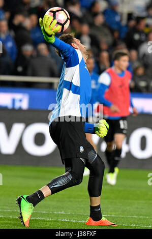 Il portiere del calcio salva la palla durante una partita professionale, in Italia. Foto Stock