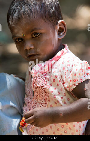 Documentario immagine editoriale. Pondicherry, Tamil Nadu, India - 15 giugno 2014. Molto povero ragazzo nella sua sorella bracci. La povertà Foto Stock