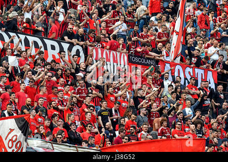 I tifosi dell'AC Milan si salutano allo stadio di calcio San siro, a Milano. Foto Stock