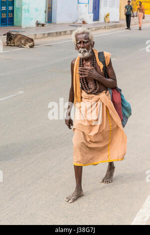 Documentario immagine editoriale. Pondicherry, Tamil Nadu, India - 24 giugno 2014. i senzatetto e i poveri iscritto, dormire, a piedi in strada Foto Stock