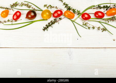 Cibo sano e background. Studio fotografico di diversi ortaggi sul vecchio tavolo in legno Foto Stock