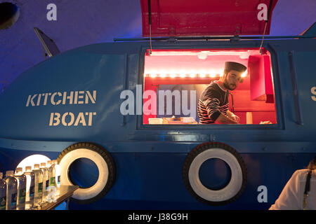 Cucina boat fast food al Fuori Salone in Centrale -Lambrate, durante il design internazionale equo, Salone del Mobile di Milano. Foto Stock