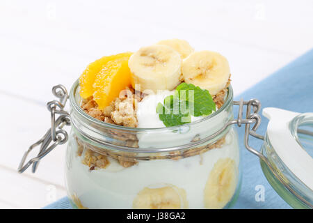 Vasetto di muesli con yogurt e frutta fresca - close up Foto Stock