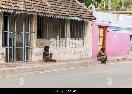 Documentario immagine editoriale. Pondicherry, Tamil Nadu, India - 24 giugno 2014. i senzatetto e i poveri iscritto, dormire, a piedi in strada Foto Stock