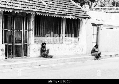 Documentario immagine editoriale. Pondicherry, Tamil Nadu, India - 24 giugno 2014. i senzatetto e i poveri iscritto, dormire, a piedi in strada Foto Stock