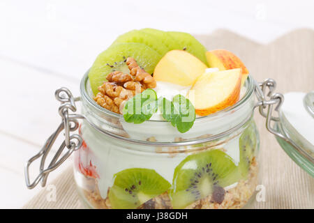 Vasetto di muesli con yogurt e frutta fresca - close up Foto Stock