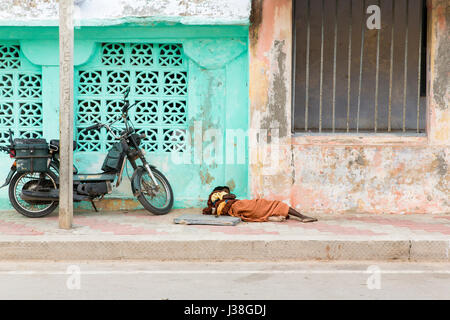 Documentario immagine editoriale. Pondicherry, Tamil Nadu, India - 24 giugno 2014. i senzatetto e i poveri iscritto, dormire, a piedi in strada Foto Stock