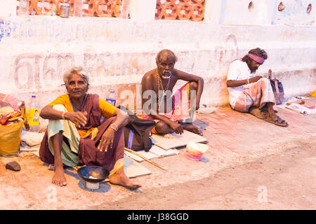 Documentario immagine editoriale. Pondicherry, Tamil Nadu, India - 24 giugno 2014. i senzatetto e i poveri iscritto, dormire, a piedi in strada Foto Stock