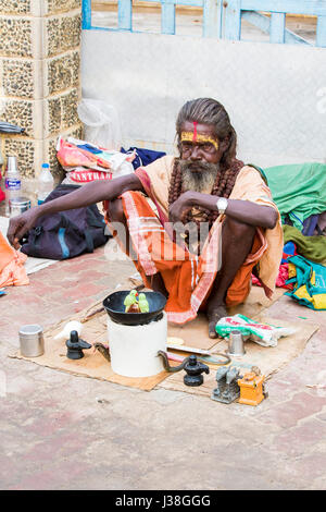 Documentario immagine editoriale. Pondicherry, Tamil Nadu, India - 24 giugno 2014. i senzatetto e i poveri iscritto, dormire, a piedi in strada Foto Stock