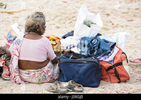 Documentario immagine editoriale. Pondicherry, Tamil Nadu, India - 24 giugno 2014. i senzatetto e i poveri iscritto, dormire, a piedi in strada Foto Stock