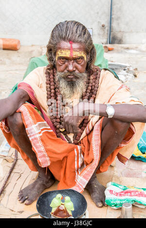 Documentario immagine editoriale. Pondicherry, Tamil Nadu, India - 24 giugno 2014. i senzatetto e i poveri iscritto, dormire, a piedi in strada Foto Stock