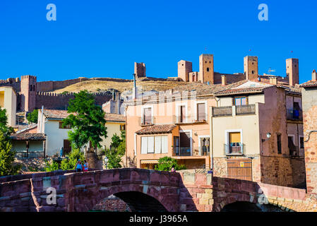 Il vecchio ponte sul fiume Gallo, del XIII secolo, in background il medievale alcazar di Molina de Aragón. Guadalajara, Castilla La Mancha, in Spagna, in EUR Foto Stock