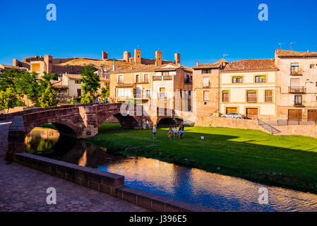 Il vecchio ponte sul fiume Gallo, del XIII secolo, in background il medievale alcazar di Molina de Aragón. Guadalajara, Castilla La Mancha, in Spagna, in EUR Foto Stock