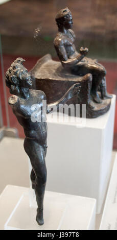 Il Satiro Danzante è una statua in bronzo raffigurante un satiro in movimento, che mostra lo stile artistico della scultura classica. È spesso associato all'arte greca o romana antica, catturando figure dinamiche umane o semi-umane in movimento. Foto Stock