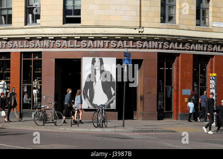 Negozio di Ognissanti esterno su un angolo della strada commerciale e Hanbury St Spitalfields London REGNO UNITO KATHY DEWITT Foto Stock