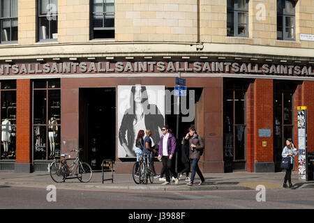 Negozio di Ognissanti esterno su un angolo della strada commerciale e Hanbury St Spitalfields London REGNO UNITO KATHY DEWITT Foto Stock