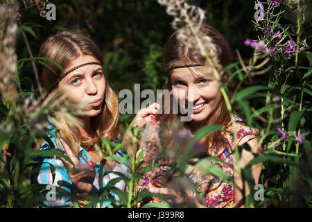 Due lieti di ragazze giovani in una Foresta estate Foto Stock