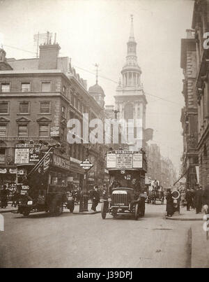 Cheapside di Londra nel 1909 cattura il vivace centro commerciale della città, con edifici storici, negozi e pedoni tipici della vita urbana dei primi anni del XX secolo. Foto Stock