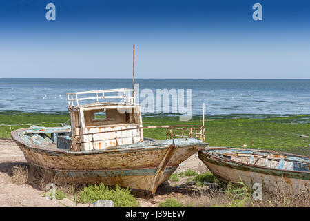 Abbandonata la pesca a strascico sulla spiaggia. vecchia nave relitto sul Houmt Souk, bay in Tunisia, Foto Stock